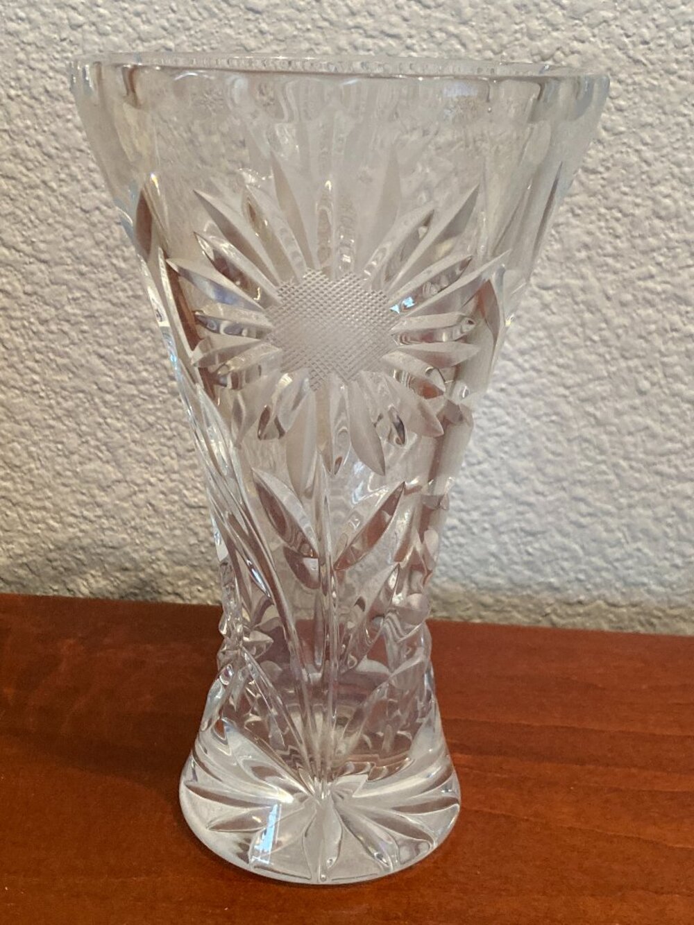 ✨ Vintage Cut Crystal Vase – Elegant Floral Design ✨
